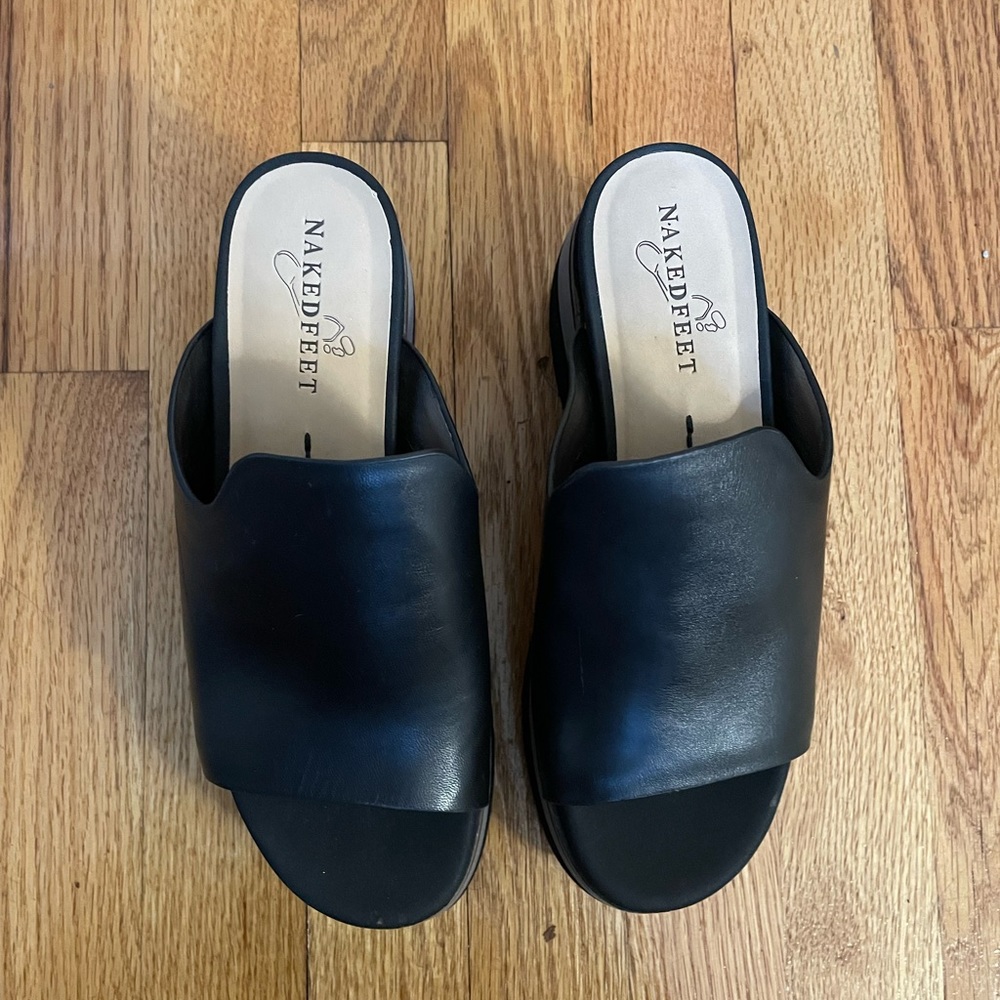 Naked feet Platforms